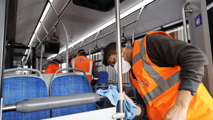Toplu ulaşım araçları temizlenerek sefere hazırlanıyor