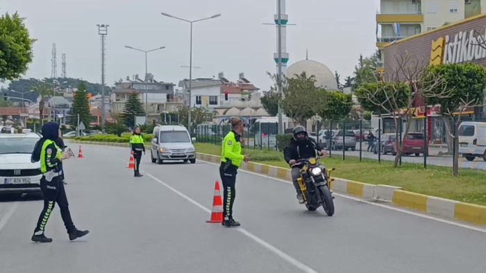 Motosikletini uygulama yapan polislerin üzerine sürüp kaçtı