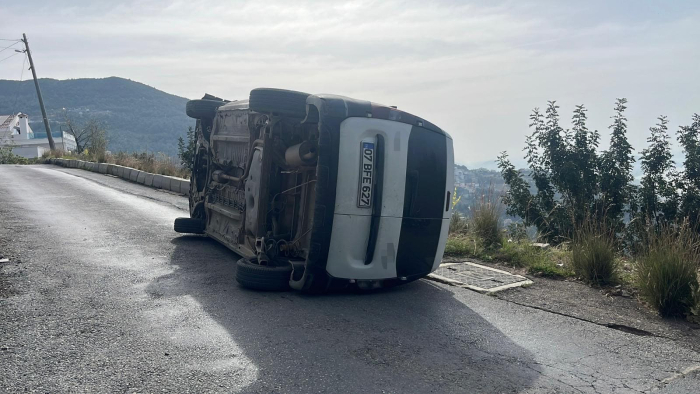 Alanya’da Kontrolden Çıkan Araç Devrildi: Sürücü Ölümden Döndü!