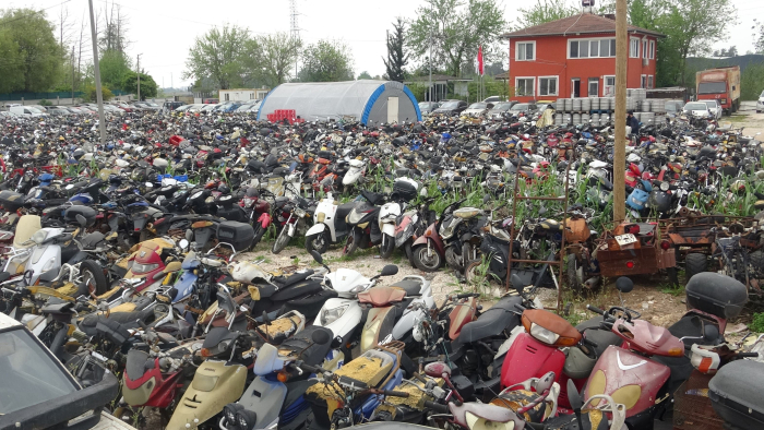 Yediemin otoparkları araç mezarlığına döndü