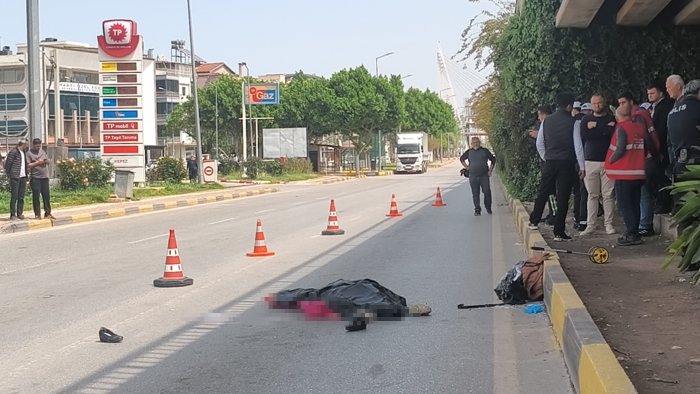 Mendil sattığı ışıkta tırın altında kalan yaşlı kadın feci şekilde can verdi!