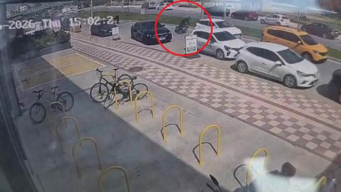 Önünde yavaşlayan araçlara çarpmamak için kaza yaptı