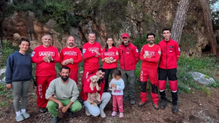 Kumluca’da Film Gibi Kurtarma: 20 Metrelik Yarığa Düşen 6 Yavru Köpek Kurtarıldı