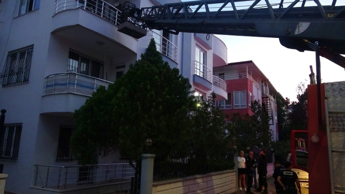 Bunalıma girip evini yakan genci ekipler kurtardı