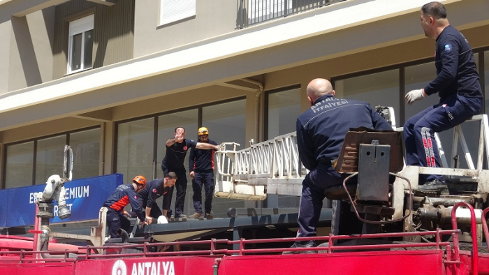 Antalya’da 4. Kattan Düşen Genç Tentede Asılı Kaldı: Ekipler Seferber Oldu