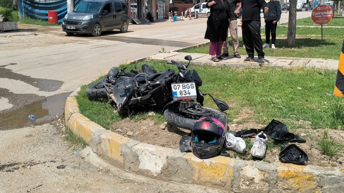 Antalya’da Feci Kaza: Motosikletli Kadın Minibüsün Altında Kaldı