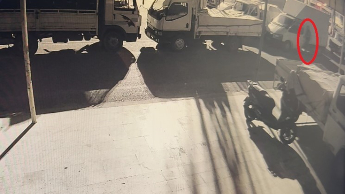 Antalya’da Çalınan Kamyonetin Şüphelileri Yakalandı: 25 Bin TL’lik Ürünü Satmışlar