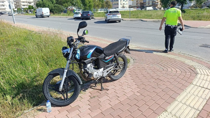 Manavgat’ta Motosiklet Kazası: Direksiyon Hakimiyetini Kaybeden Sürücü Yaralandı