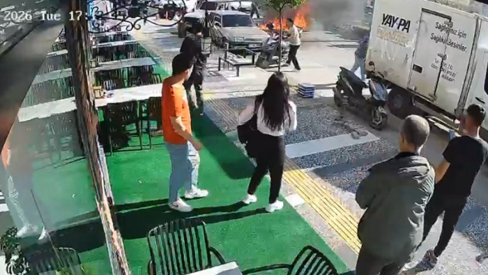 Manavgat’ta Trafik Işıklarında Patlama: Araç Alev Topuna Döndü