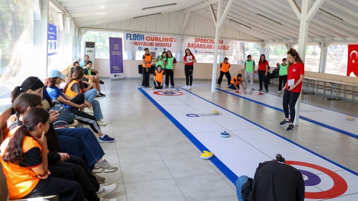 Antalya’da Kız Çocukları Floor Curling Turnuvasında Yarıştı