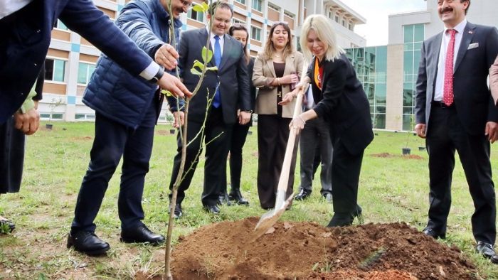 Akdeniz Üniversitesi’nde 5 Bin Fidan Toprakla Buluştu