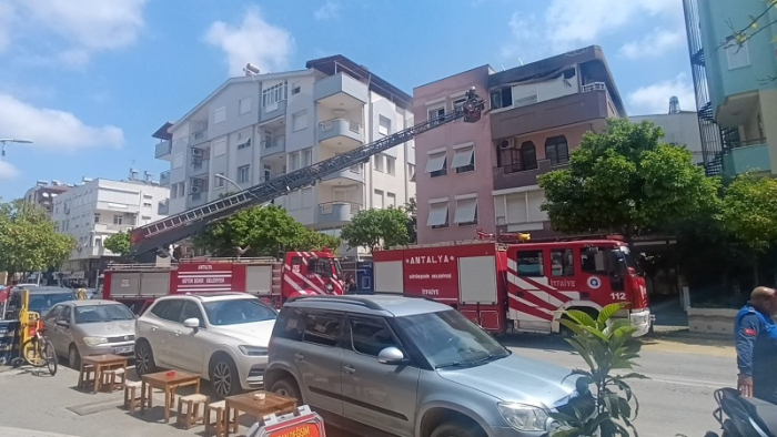 Manavgat’ta Pazar Ortasında Yangın: Turistler Kameraya Sarıldı