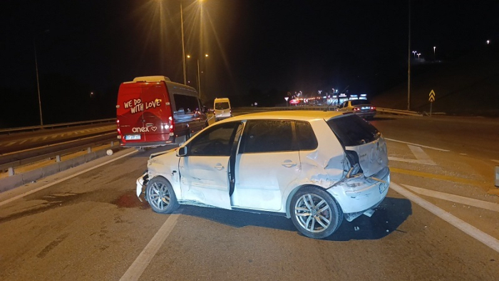 Manavgat’ta Kontrolden Çıkan Otomobil Bariyerlere Çarptı: 2 Yaralı