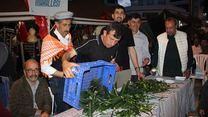 Kumluca’da Muhtardan 1 Ton Salatalık İkramı
