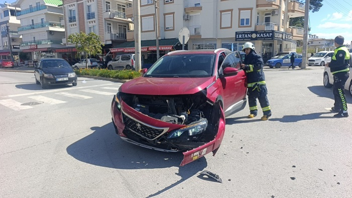 Manavgat’ta Korkutan Kaza: Sürücü Araçta Sıkıştı