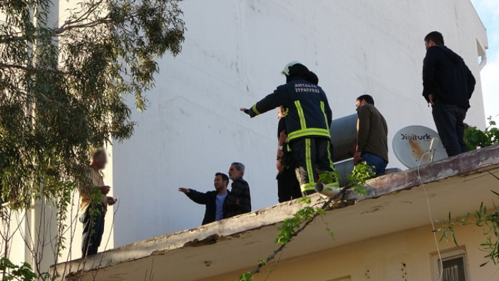 Manavgat’ta Çatıya Çıkıp Üzerine Benzin Döken Şahıs Polis Müdahalesiyle İndirildi