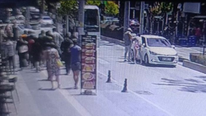 Antalya'da yaya geçidinden geçmeye çalışan Alman turistin ayağını otomobil ezdi