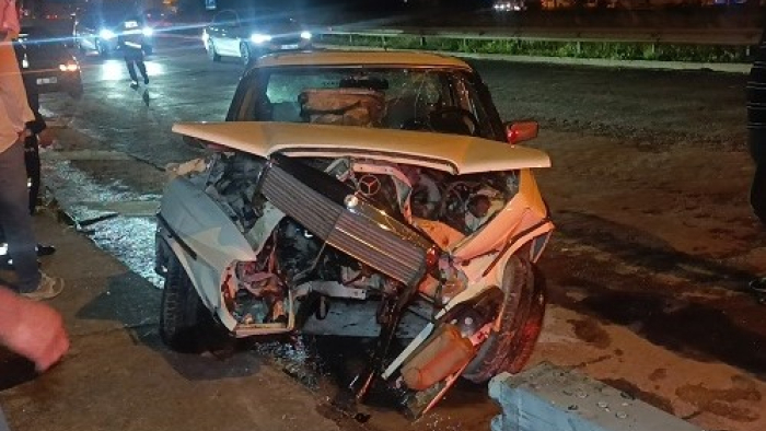 Manavgat'ta Bariyerlere Çarpan Sürücü Kaçtı!