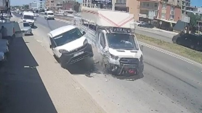 Serik'te Lastiği Patlayan Kamyonet Dehşet Saçtı