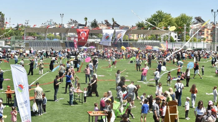 Kepez'de GençFest Coşkusu Emir Can İğrek'le Sürecek