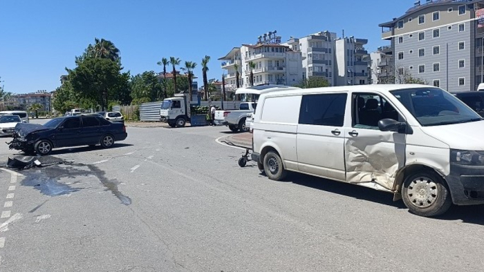Manavgat'ta Hız Yapan Otomobil Kamyonete Çarptı: 2 Yaralı