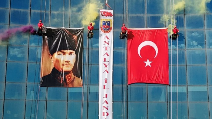 Antalya'da JAK Timlerinden 64 Metre Yükseklikte Nefes Kesen 19 Mayıs Gösterisi