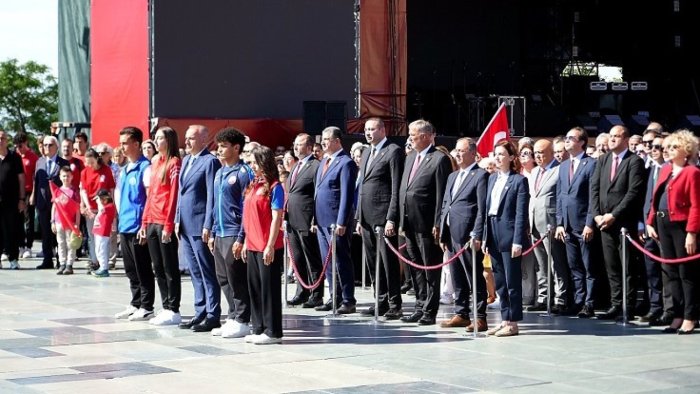 Antalya'da 19 Mayıs coşkusu çelenk töreniyle başladı