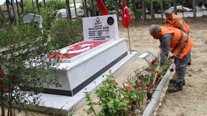 Büyükşehir’in mezarlıklarda bayram hazırlığı sürüyor