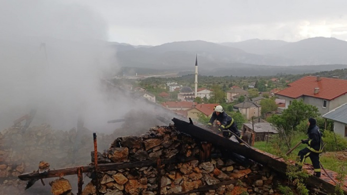 Antalya'da 110 yıllık düğmeli ev yangında küle döndü