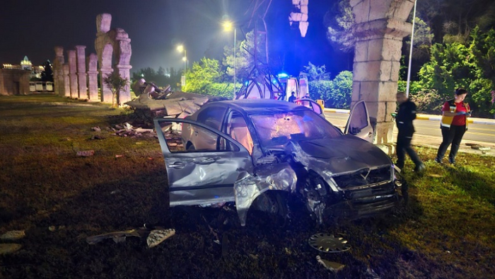 Kontrolden çıkan otomobil dekoratif surlara çarptı: 4 yaralı