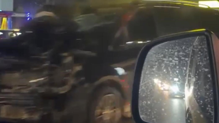 Minibüsle çarpışan motosikletli ağır yaralandı