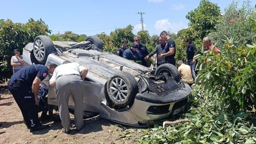 Manavgat'ta Virajı Alamayan Otomobil Avokado Bahçesine Devrildi: 2 Yaralı