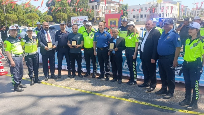Manavgat’ta Trafik Haftası Etkinliği: Kurallara Uyan Sürücülere Plaket Verildi